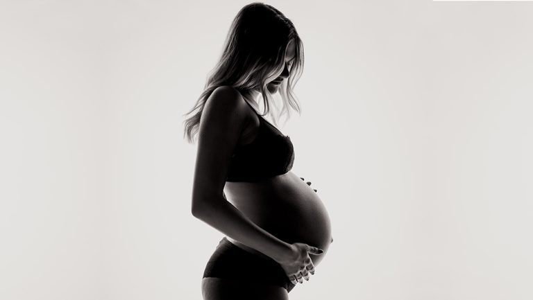 femme enceinte se tenant le ventre soulignant l'importance du drainage lymphatique pour les futures mamans