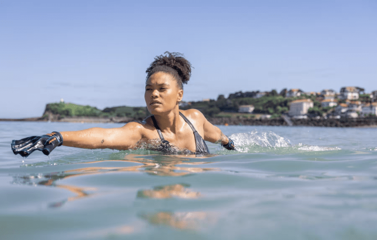 femme faisant du longe côte en bord de mer en complément du drainage lymphatique