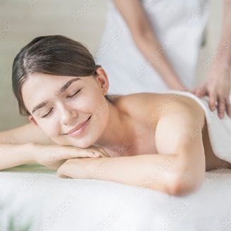 femme sur une table de massage durant une séance de drainage lymphatique Renata França