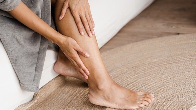 femme souffrant du mal de jambes drainage lymphatique recommandé