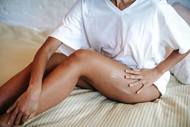 jambes de femme avec une très belle qualité de peau après un drainage lymphatique